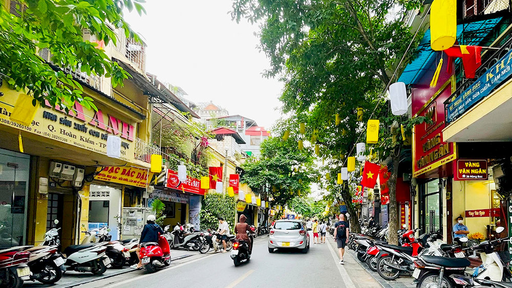 Traditional silver workshops and jewelry shops have been open in Hang Bac since the 15th century